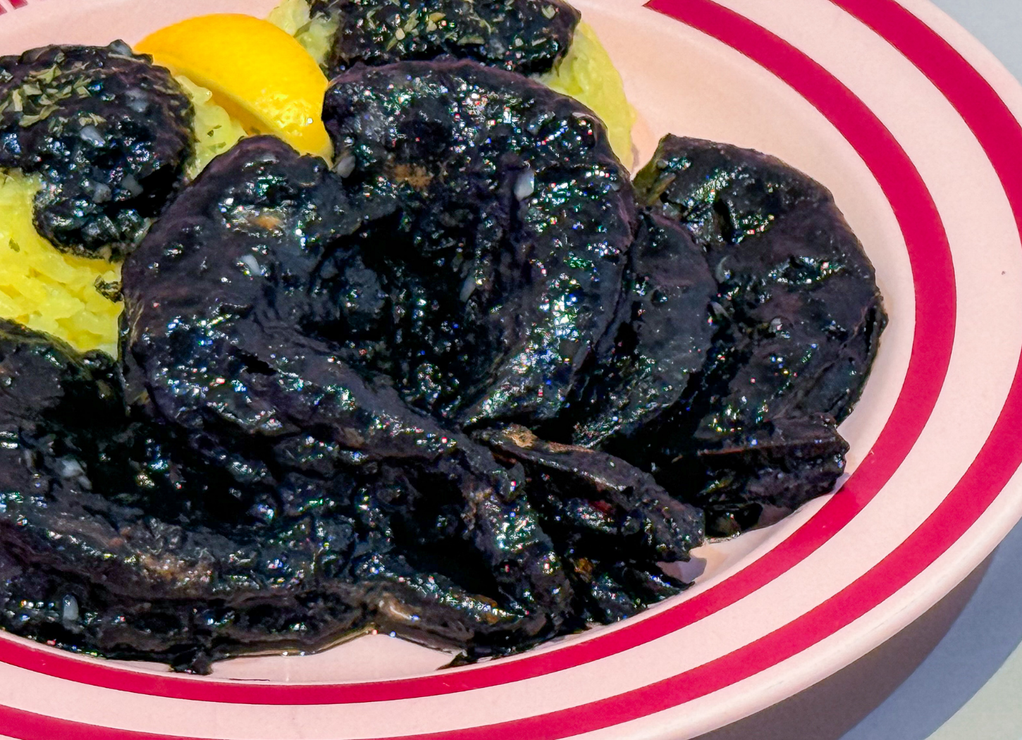 沖縄県恩納村 THE GARLIC SHRIMP ガーリックシュリンプ専門店 Squid Ink Garlic Shrimp
